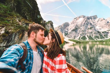 Dağ Gölü 'ndeki teknede romantik bir çift. Boşluğu kopyala