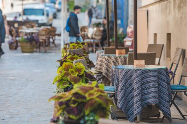 Açık kafenin boş masaları boşluğu kopyalar