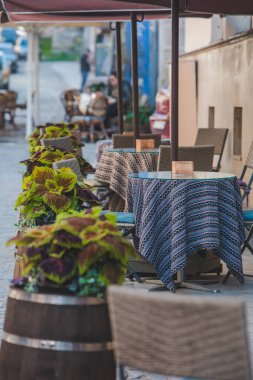 Açık kafenin boş masaları boşluğu kopyalar