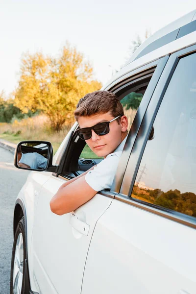 Jovem Bonito Homem Confiante Dirigindo Carro Viagem Rodoviária — Fotografia de Stock