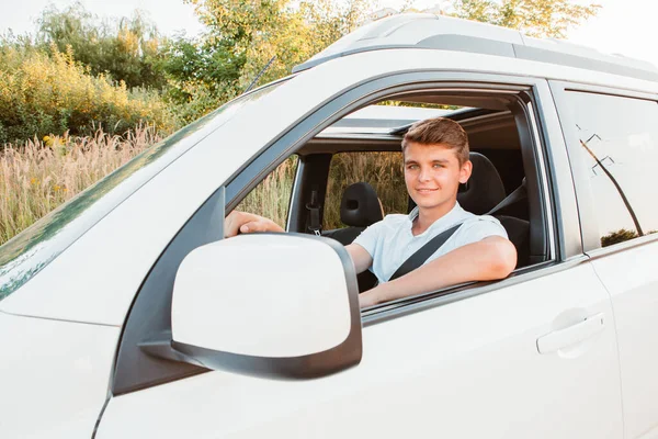 Jovem Bonito Homem Confiante Dirigindo Carro Viagem Rodoviária — Fotografia de Stock