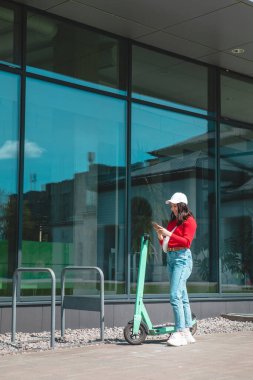 Elektrikli scooter kiralamak. Son mil şehir aktarım aracını kullanarak kopyalamak.
