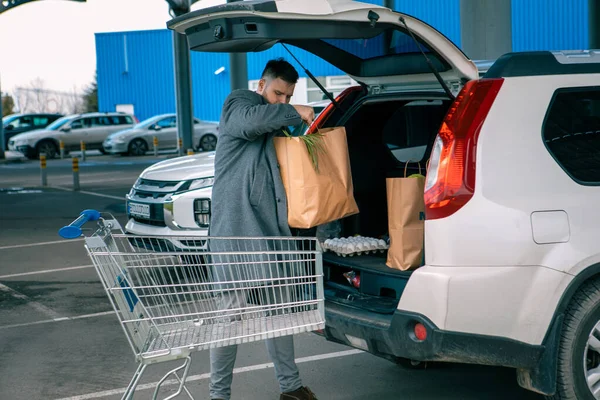 Homem Colocando Sacos Com Produto Espaço Cópia Tronco Carro — Fotografia de Stock