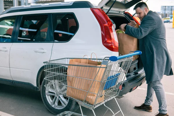 Homem Colocando Sacos Com Produto Espaço Cópia Tronco Carro — Fotografia de Stock