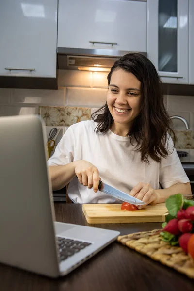 Mulher Cozinhar Verificando Receita Espaço Cópia Laptop — Fotografia de Stock