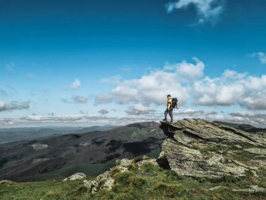 Dağlardaki genç yürüyüşçü. Yaz yürüyüşü yolu. Boşluğu kopyala.