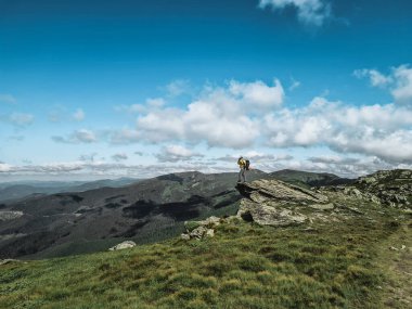 Dağlardaki genç yürüyüşçü. Yaz yürüyüşü yolu. Boşluğu kopyala.