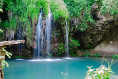 Mavi gölü olan küçük, güzel bir şelale kopyalama alanı
