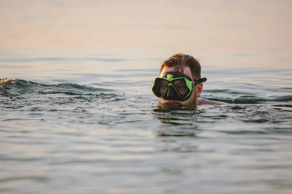 Man Met Snorkelmasker Water Bij Zonsondergang Close — Stockfoto