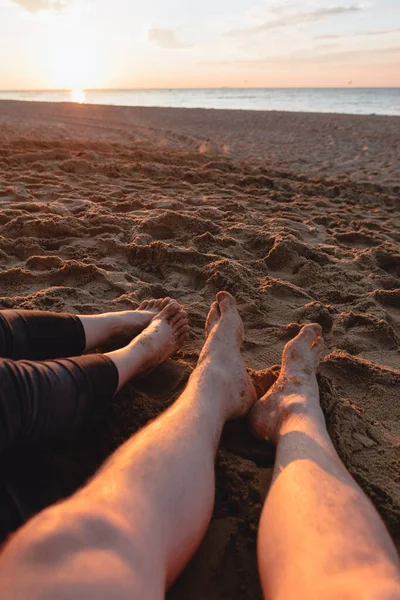 Casal Sentado Praia Areia Olhando Para Pôr Sol Espaço Cópia — Fotografia de Stock