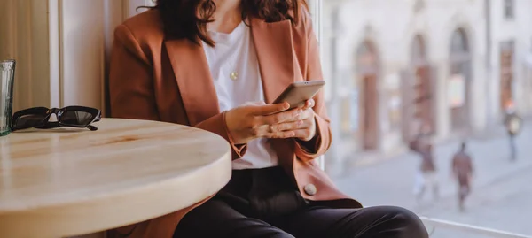 Mujer Sentada Cafetería Mensajes Texto Cultivo Del Teléfono Cerca Espacio — Foto de Stock