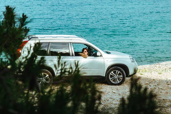 Frau Weißem Geländewagen Strand Bucht Hintergrund Auto Reisekonzept — Stockfoto