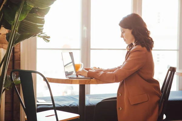 Femme Souriante Pigiste Dans Café Avec Espace Copie Ordinateur Portable — Photo