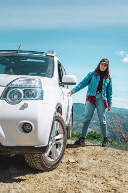 Dağ tepesinde SUV 'de oturan kadınlar. Yürüyüş konsepti. off road