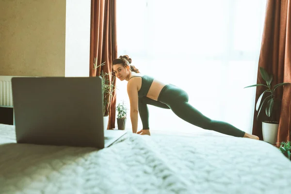 Frauen Machen Yoga Der Nähe Von Laptop Online Lernunterricht Aus — Stockfoto