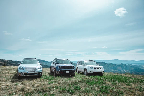 Tre Auto Suv Vetta Alle Montagne Copiare Spazio Ora Legale — Foto Stock