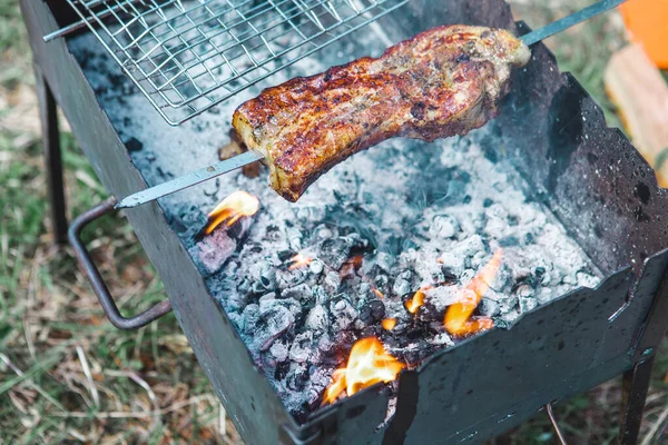 Vlees Koken Bij Kampvuur Van Dichtbij Kampeerconcept — Stockfoto