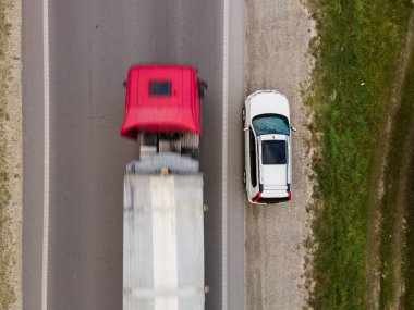 Yol kenarındaki fotokopi alanında park edilmiş arabanın üstten görünüşü