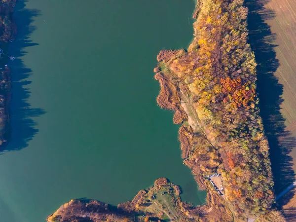 Sonbahar Plaj Gölü Manzarası Yeşil Suyla Kaplı — Stok fotoğraf