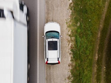 Yol kenarındaki fotokopi alanında park edilmiş arabanın üstten görünüşü