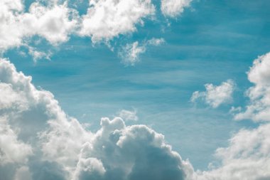 Mavi gökyüzündeki beyaz bulutlar boşluğu kopyalayın