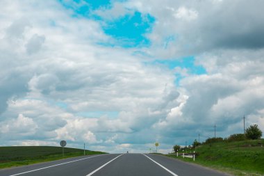 Yazın bulutlu, güneşli bir günde yarış pisti fotokopi alanı