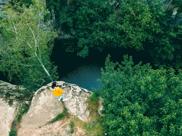 Mujer Sentada Parte Superior Disfrutando Vista Del Bosque Del Río — Foto de Stock