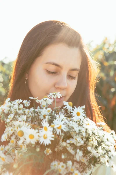 Portrait Adult Woman Chamomile Flowers Bouquet Sunset Warm Colors — Stock Photo, Image