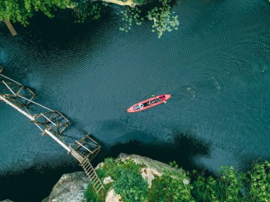 Nehirde yaz aylarında kanyon gezilerinde kano manzarası