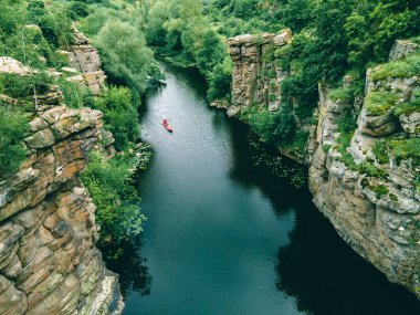 Nehirde yaz aylarında kanyon gezilerinde kano manzarası