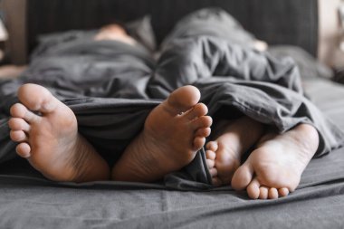 Gri çarşaflarla battaniyenin altında fotokopi alanını kapatın.