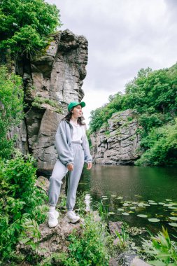 Yürüyüşçü kadın, doğadaki kanyon güzelliğinin tadını çıkarıyor.