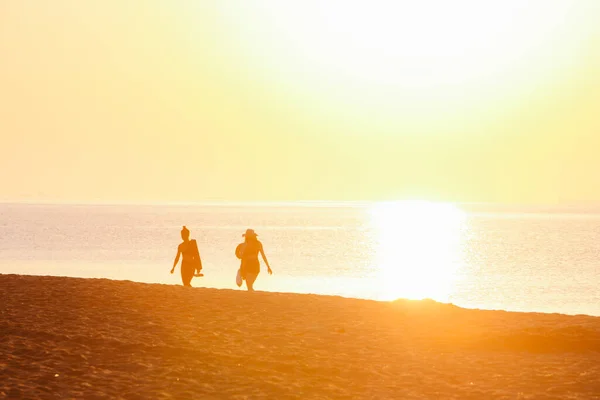 Gruppo Amici Che Camminano Sulla Spiaggia Sabbiosa Tramonto Vacanze Estive — Foto Stock