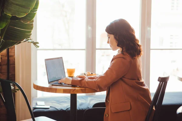 Mujer Sonriente Freelancer Cafetería Con Espacio Copia Portátil —  Fotos de Stock