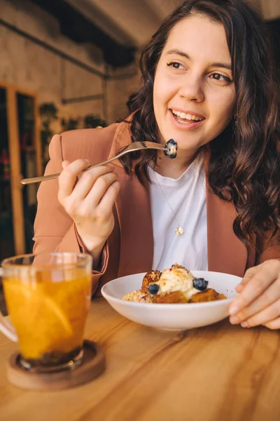 Smiling Beautiful Woman Cafe Eating Cake Ice Cream Blueberries Orange — Stock Photo, Image