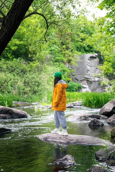 Randonneuse Femme Imperméable Jaune Bénéficiant Une Vue Sur Rivière Dans — Photo