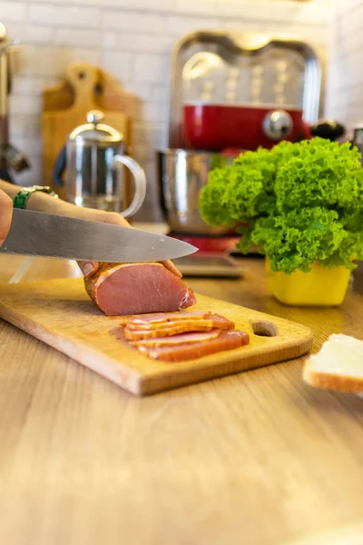 Fare Panino Affettare Prosciutto Sul Tagliere Copia Spazio — Foto Stock