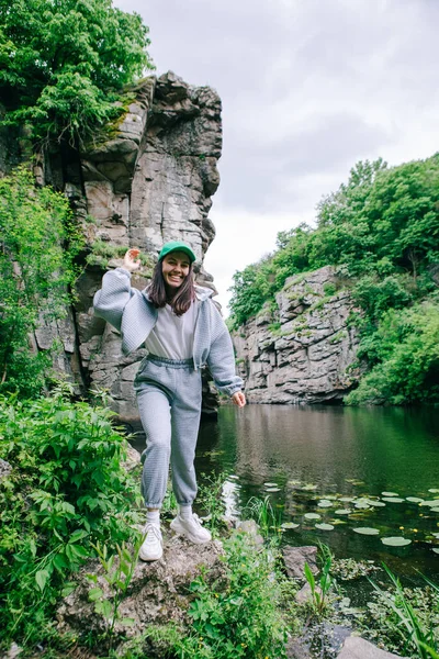 Wanderin Genießt Blick Auf Fluss Schlucht Schönheit Der Natur — Stockfoto