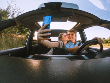 Arabadaki genç mutlu çift. Yol gezisi