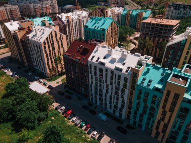 Modern apartmanların havadan görünüşü kopyalama alanı oluşturuyor