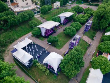 Lviv, Ukrayna - 26 Haziran 2021: Lviv Caz Festivali yaz mevsiminin en üst manzarası