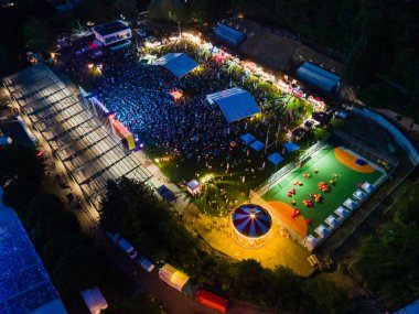 Lviv, Ukrayna - 26 Haziran 2021: Yaz gecesi Lviv Caz Festivali 'nin üst manzarası