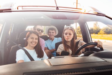 Araç navigasyonunda dört arkadaş telefonda. Yol gezisi