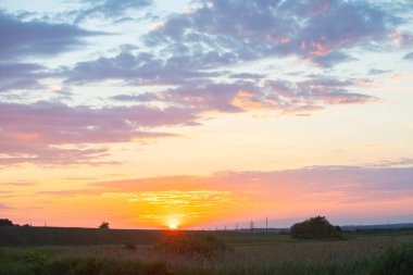 Renkli günbatımı bulutları doğadaki uzay güzelliğini taklit eder