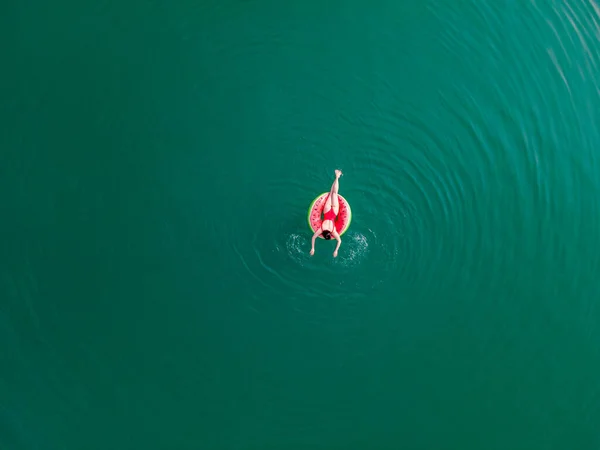 Jeune Femme Heureuse Flottant Dans Eau Bleue Azur Sur Anneau — Photo