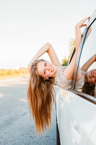 Jovem Mulher Bonita Dirigindo Carro Pôr Sol Dia Ensolarado Quente — Fotografia de Stock