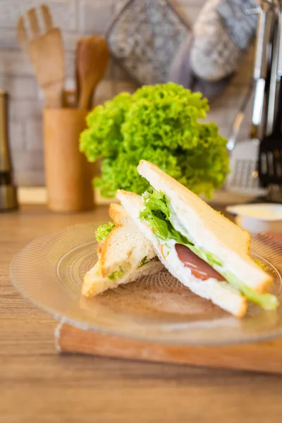 Sandwich Een Bord Close Kopieerruimte — Stockfoto