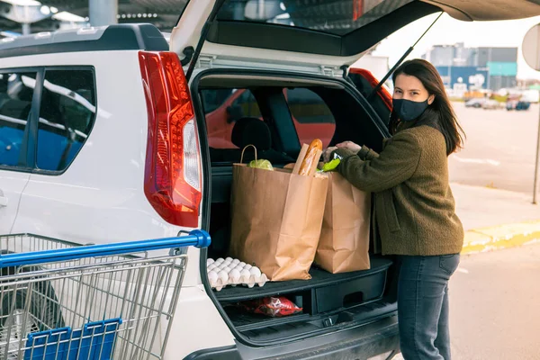 Mulher Sorrindo Colocar Sacos Com Produtos Porta Malas Carro Após — Fotografia de Stock