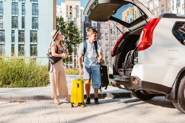 Reunião Casais Para Viagem Colocar Sacos Porta Malas Carro Férias — Fotografia de Stock