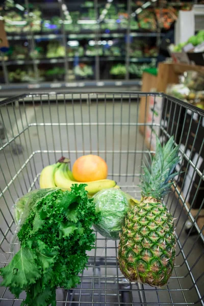 Élelmiszerbolt Kosár Gyümölcsökkel Zöldségekkel Másolja Tér Saláta Ananász Banán Grapefruit — Stock Fotó